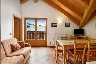 Image de Appartement \"Casa Michela Trilocale Mansardato\" avec vue sur les montagnes, terrasse Wi-Fi