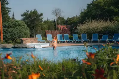 Image de Spa \/ Sauna \/ Exterior Pool \/ Lake \/ Bee