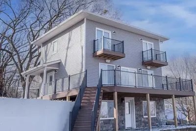 Image de Quaint house on the bluffs overlooking the scenic Missouri River.