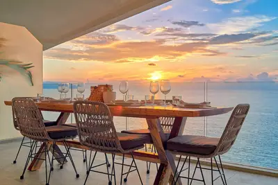 Image de Casa Caterina - 3 Bedroom Ocean Front Luxury Condo at Indah