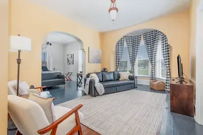 Image de Pet friendly, Beautiful downstairs King bed/1bth charmer