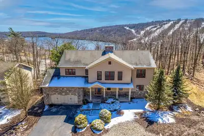 Image de Lakeview, Walk to Slopes, Hot Tub, Gas Firepit Pool Table, Air Hockey, Pinball