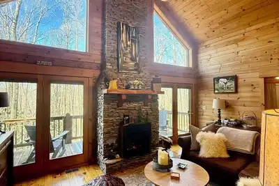 Image de Serenity Meets Convenience - Honey Bear Log Cabin Near Downtown West Jefferson