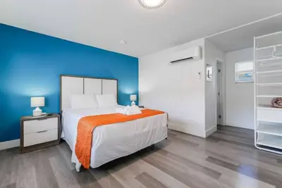 Image de Awesome 1/1 Bedroom Steps away from the beach