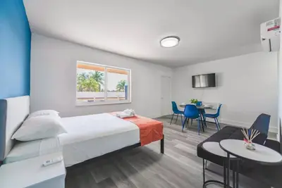 Image de Mariner M33 · Amazing 1/1 Bedroom Steps away from the beach