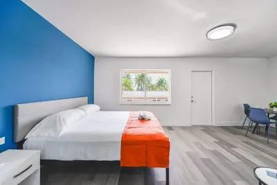 Image de Mariner M35 · Amazing 1/1 Bedroom Steps away from the beach!
