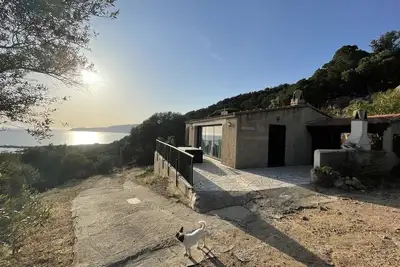 Villa climatisée 10 personnes dans le maquis vue mer à 180° Accès mer à 600m