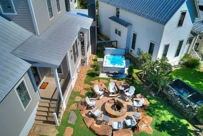 Image de Firefly Park Home with Private Hot Tub!