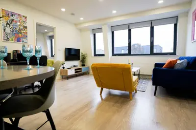 Image de Appartement-de Luxe-Salle de bain et douche-Vue sur la cour