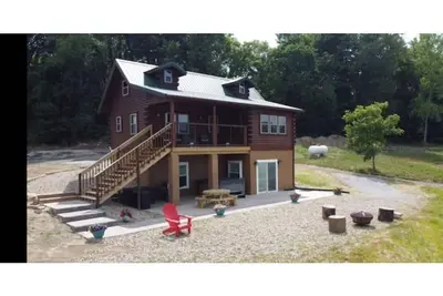 Image de Log Cabin on a private 18 acre lake, with a hot tub, kayaks and fishing.