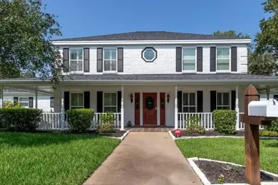 Image de Spacious home on private acre lot w\/hot tub