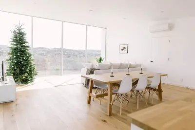 Image de A modern light-filled haven in a tranquil setting