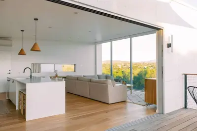 Image de A modern light-filled home with views of the woods