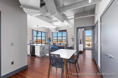 Image de Sleek Modern Corner Luxury Apartment with Water/City Views - Leonard Luxury