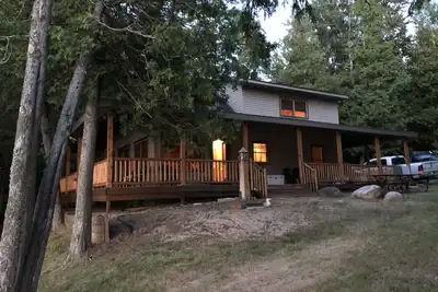 Image de Cabin living with waterfront views!