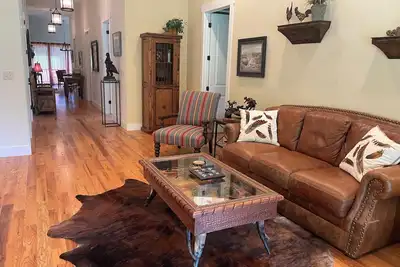 Image de Great for Groups! 8min to Brevard, 10min to DuPont, 20min to Hendersonville