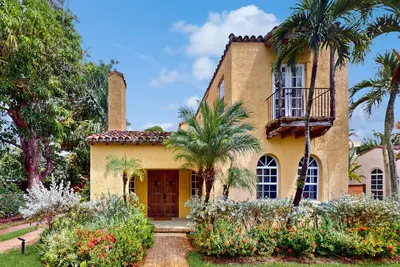 Image de Two-story villa & casita with an optionally-heated pool, washer/dryer, & Ac
