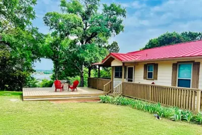 Image de Lake view & tree house vibes with 2 outdoor decks!