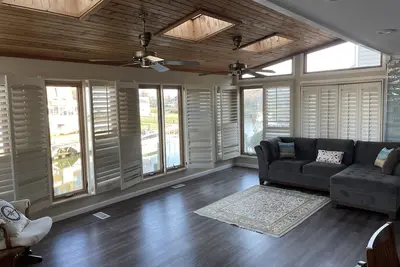 Image de Spacious & comfortable Home, water access near Beach, restaurants & Hampton Univ