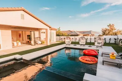 Image de Pomelo · Large 4bd, heated pool, hot tub
