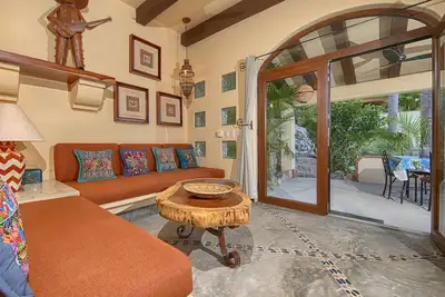 Image de Quiet, private casita on lovely property-5 min walk from town and main beach