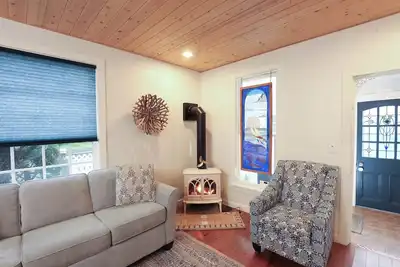 Image de Serendipity- A Historical 1882 Beach Cottage, Built in 1882 Historical 2 bedroom home, Fireplace, An