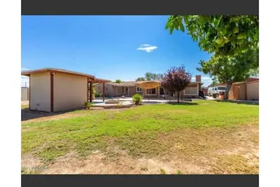 Pool House spacious yard in a quiet cul de sac!