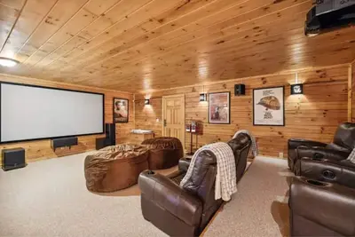 Image de Mountain views, Huge theater room, hot tub, game room!