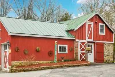 Image de 2 Story Historic Carriage House- Newly Remodeled.