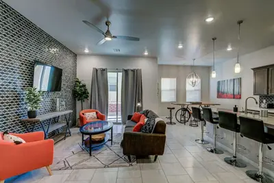 Image de 4086/Lyle Modern · Brand New Luxury Home in Golf Course Community