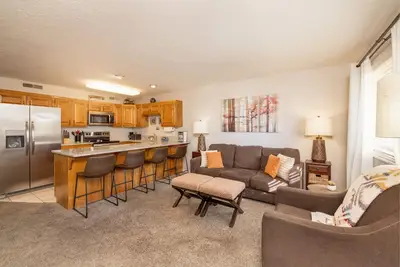 Image de Las Palmas Resort | Bottom Level | Near Main Pool Area | 1408