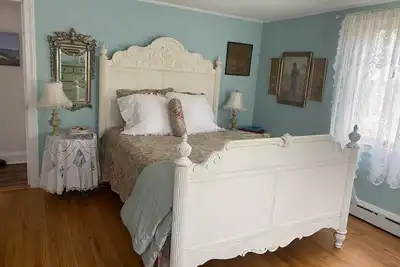 Image de Charming vintage home large yard