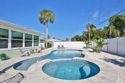 Image de Hart of the Gulf: Dog Friendly, 2. 5 Blocks to Beach, Pool & Spa by Anna Maria Life Vacation Rentals