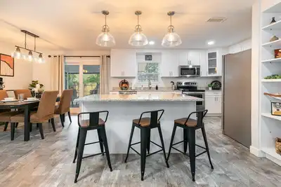 Image de Modern & Tasteful Pool Home Close to Devil's Millhopper Geological State Park