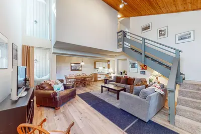 Image de Mountainside condo with a large deck & hot tub - nearby skiing