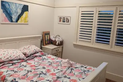 Image de Family home, stroll to Summer Hill village and transport