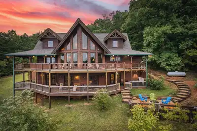 Image de Panoramic Views~ Jacuzzi ~ Game Room ~ Firepit Table ~ Big Kitchen ~SkyHighLodge