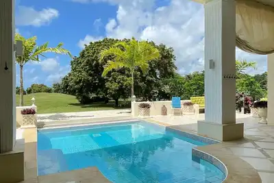 Image de A secure Luxury, filled with sun, sea, wildlife, 18-hole championship golf course