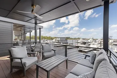 Image de Pet Friendly Floating Villa - Lookout at The Cove - Downtown Wilmington