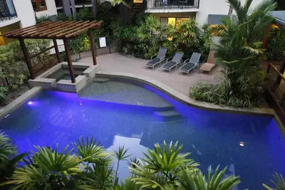 Image de 5 mins walk to town and beach. Family sized top floor condo!
