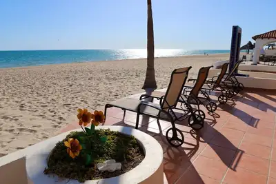 Image de A custom 4br/4ba home & Guest House footsteps from the sand & sea