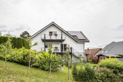 Image de Appartement \"Weitblick\", avec vue sur les montagnes, balcon et Wi-Fi.