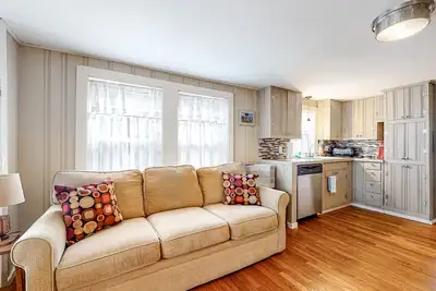 Image de Comfortable home steps from beach with deck, grill, & washer/dryer