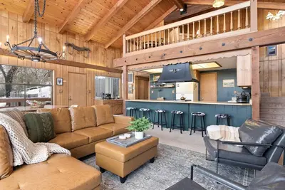 Nature Haven: Jacuzzi, Deck & Mountain Views