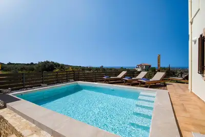 Image de EcoHome Villa I Free car, pool & close to Beach!