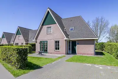 Image de Villa avec bain à remous et sauna à Makkum