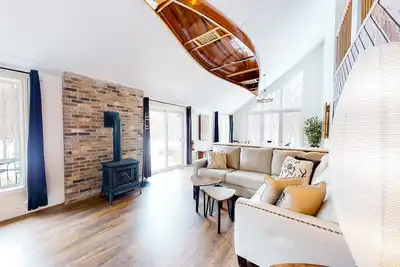Image de Renovated cottage near lifts & lake with a hot tub, fireplace, & central Ac