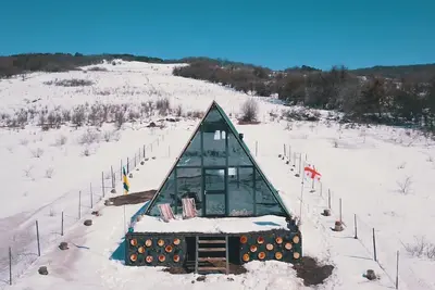 Image de Cozy triangle house with lake view in 1 hour from Tbilisi