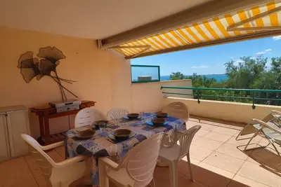 Image de Spacieux 44m² climatisé avec terrasse, 2 pièces, cabine, Wifi, proche plage