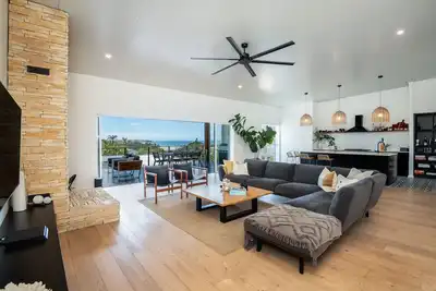 Image de Stunning Family Home, Warm Winter Days and Cosy Log Fire – Emerald Views ⛱️